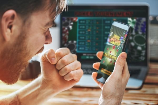 Filipino player accessing bigwin69 Casino live dealer baccarat table on a smartphone browser